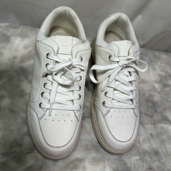 New ( Floor Model) Easy Spirit Dilli Court Sneaker White Leather Size 11 - Picture 3 of 9